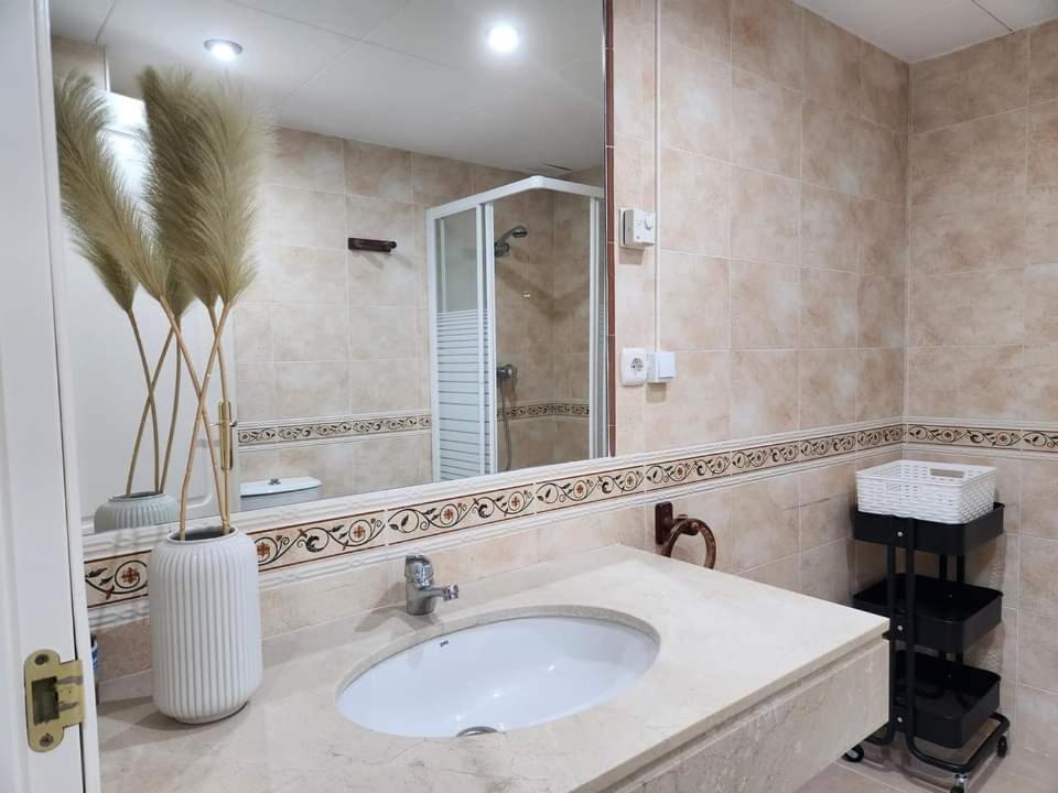 Apartment Beachfront Accommodation Estepona Buitenkant foto