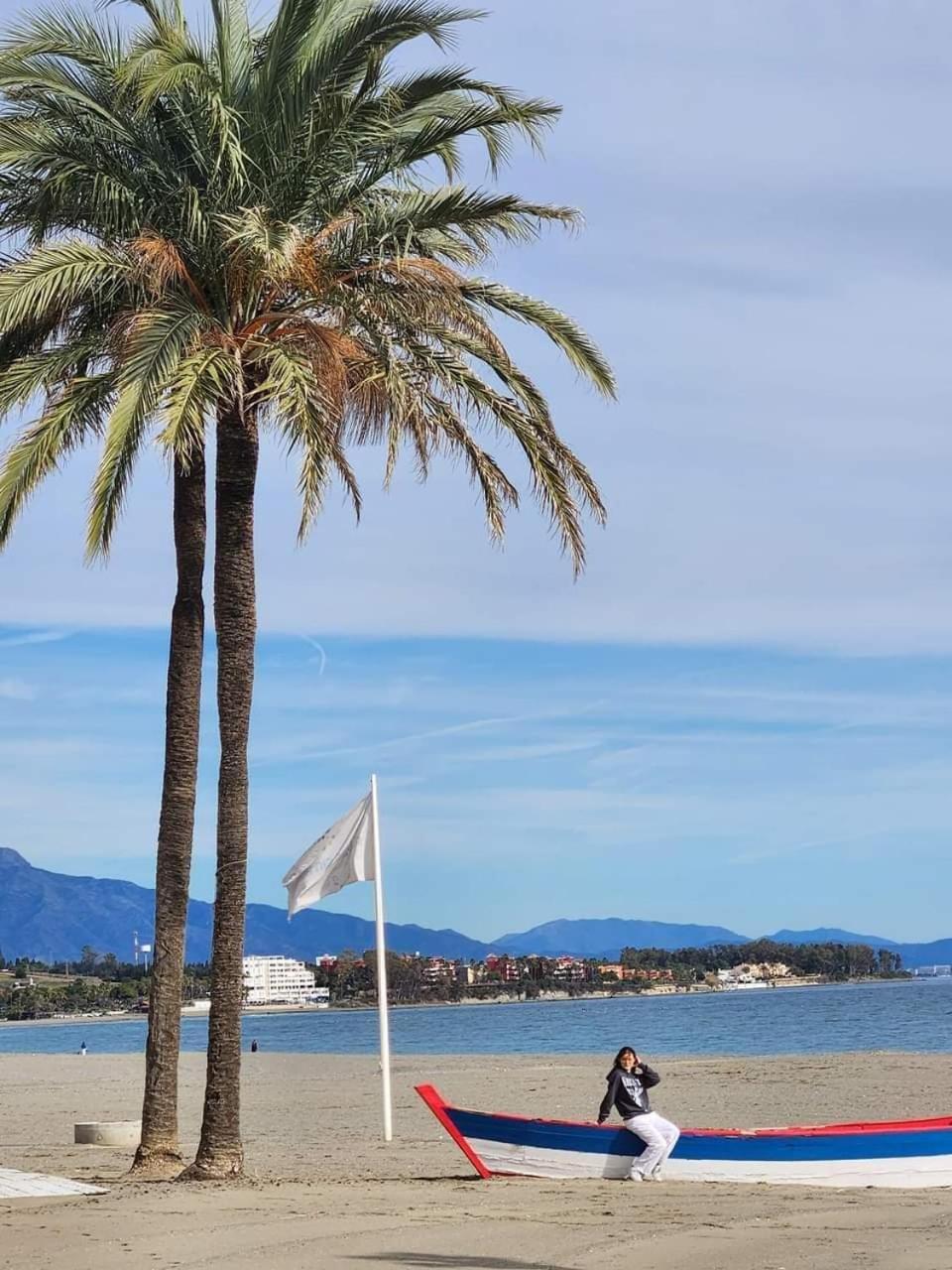 Apartment Beachfront Accommodation Estepona Buitenkant foto